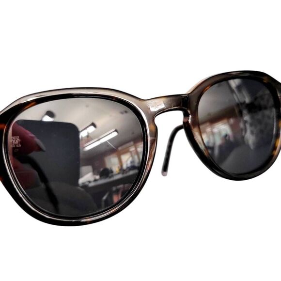 Tommy Hilfiger Tortoise Sunglasses with New Soft Leather Case - Picture 9 of 14